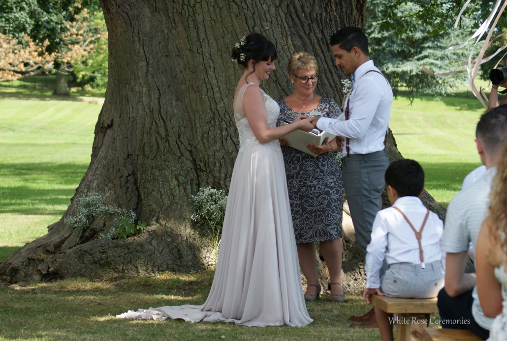 Rain, Outdoor Wedding, Outdoor Ceremony, Rebecca Waldron, Celebrant, White Rose Ceremonies